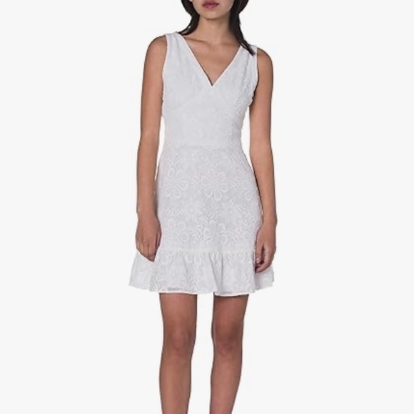 BB Dakota // White Flower Power V-Neck Dress NWOT - Picture 5 of 12